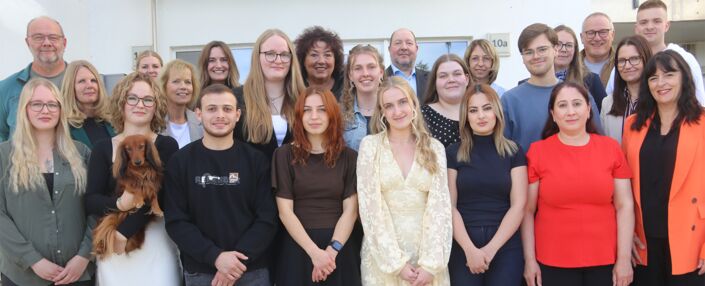 Das Bild zeigt die erfolgreichen Absolventen zusammen mit Mitarbeiterinnen und Mitarbeitern des Schulzentrums sowie des Klinikums. Vorne rechts: die Frankenberger Klinik-Geschäftsführerin Anne Bülling.