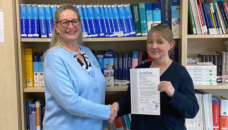 Geschäftsführerin Margarete Janson gratulierte der Schulleiterin Cornelia Schembier Hebebrand zur erfolgreichen Zertifizierung