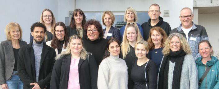 Examinierte Schülerinnen und Schüler mit Lehrerinnen sowie Geschäftsleitung, Pflegedienstleitung, Betriebsrat und Praxisanleiter und -leiterinnen.